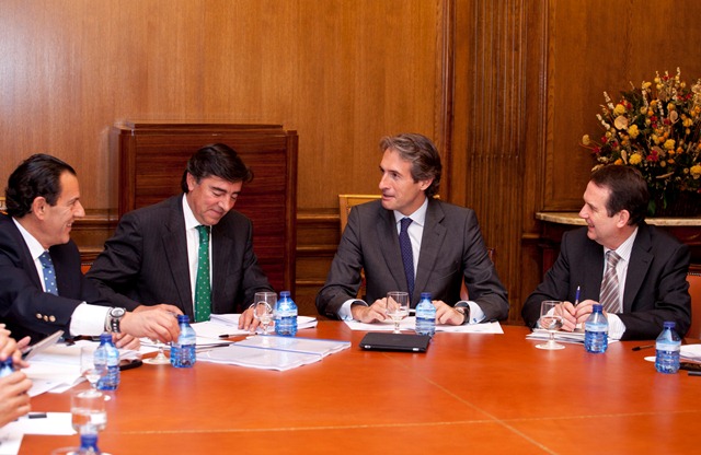 El Presidente y el Vicepresidente de la FEMP, durante su reunión con los grupos parlamentarios